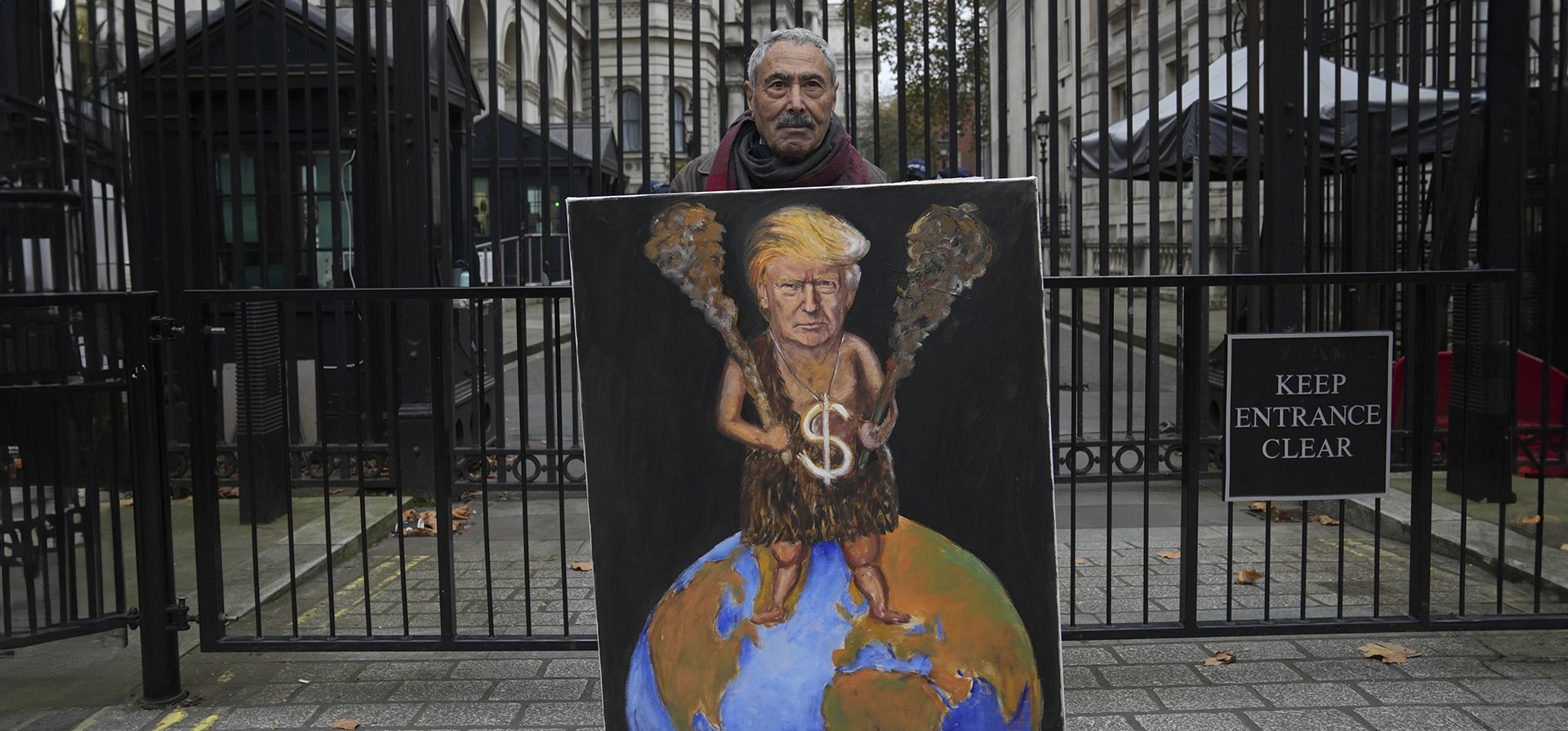 El artista político Kaya Mar posa con una pintura del presidente electo de Estados Unidos, Donald Trump, en las afueras de Downing Street en Londres, el miércoles 6 de noviembre de 2024. (Foto AP/Kin Cheung) El artista político Kaya Mar posa con una pintura del presidente electo de Estados Unidos, Donald Trump, en las afueras de Downing Street en Londres, el miércoles 6 de noviembre de 2024. (Foto AP/Kin Cheung)