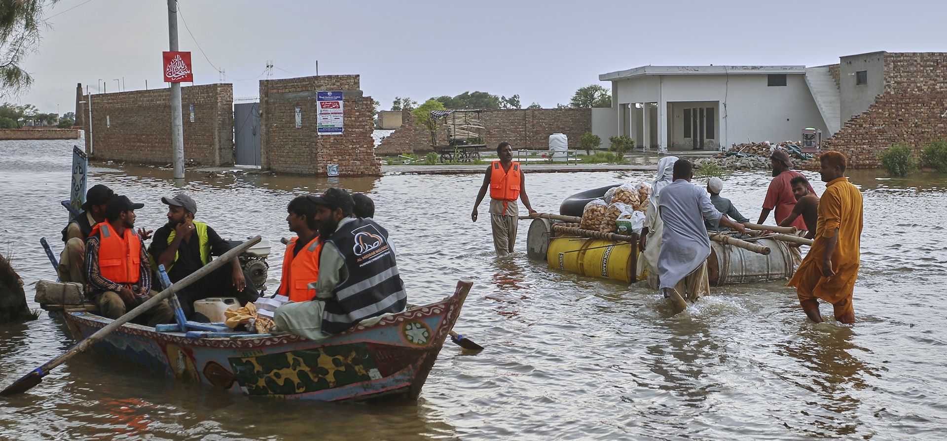 Un bote de rescate pasa junto a aldeanos que empujan una balsa improvisada tras el aumento del nivel del agua en los ríos, en Jalalpur Pirwala, distrito de Multan, Pakistán, el lunes 8 de septiembre de 2025. (Foto AP/Asim Tanveer) Un bote de rescate pasa junto a aldeanos que empujan una balsa improvisada tras el aumento del nivel del agua en los ríos, en Jalalpur Pirwala, distrito de Multan, Pakistán, el lunes 8 de septiembre de 2025. (Foto AP/Asim Tanveer)
