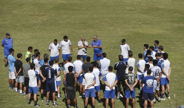 Argentino: José Previti y su cuerpo técnico en la charla con el plantel Salaíto.