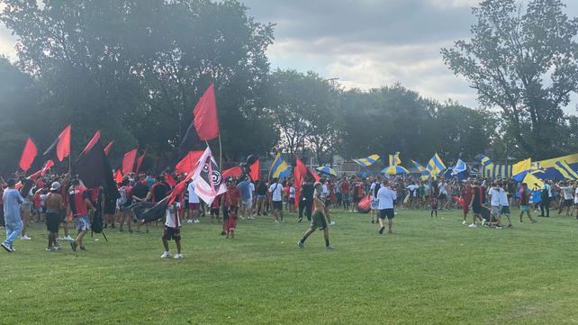 Hinchas de Newells y Central armaron la fiesta genuina del clásico en Tiro Suizo.