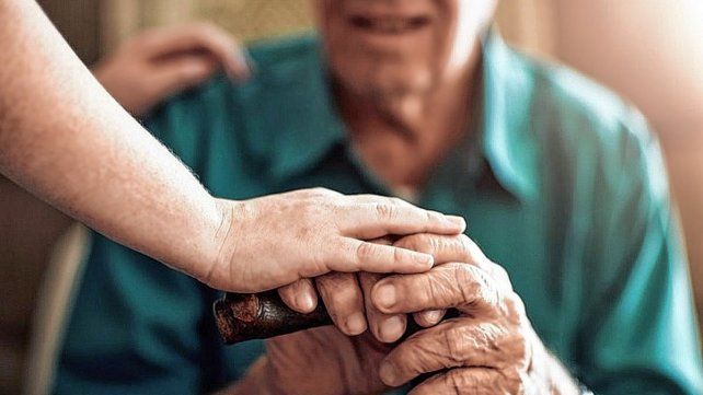 Se aprobó el curso de formación para cuidadores/as de personas mayores de la FCVyS con certificación habilitante a través de la resolución N º 3582.