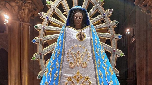 Manto nuevo. Cada 30 de abril se procede a la ceremonia de cambio de manto de la imagen de la Virgen de Luján que se encuentra en la Basílica de Buenos Aires.