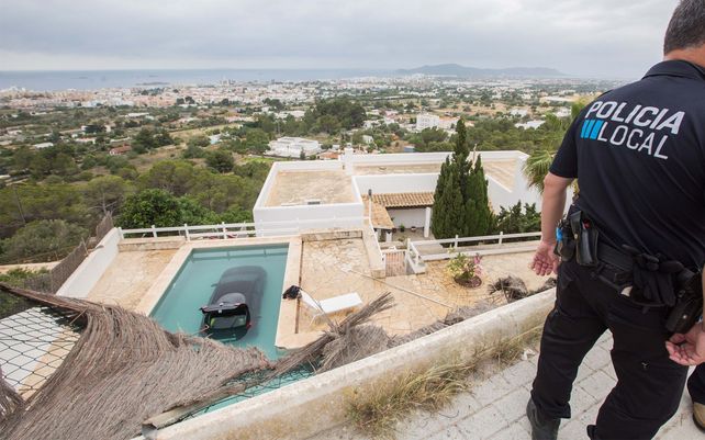 Auto volador: salió de la ruta y cayó en la pileta de una casa de fin de semana