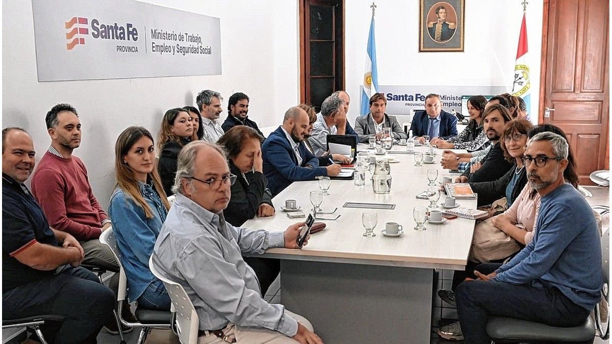 Paritarias: el Gobierno de Santa Fe se reúne con gremios de salud para ...