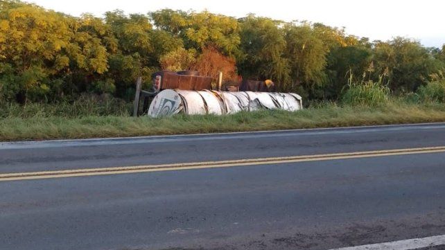 Ruta 12: camión perdió el control, despistó y se le desprendió el acoplado