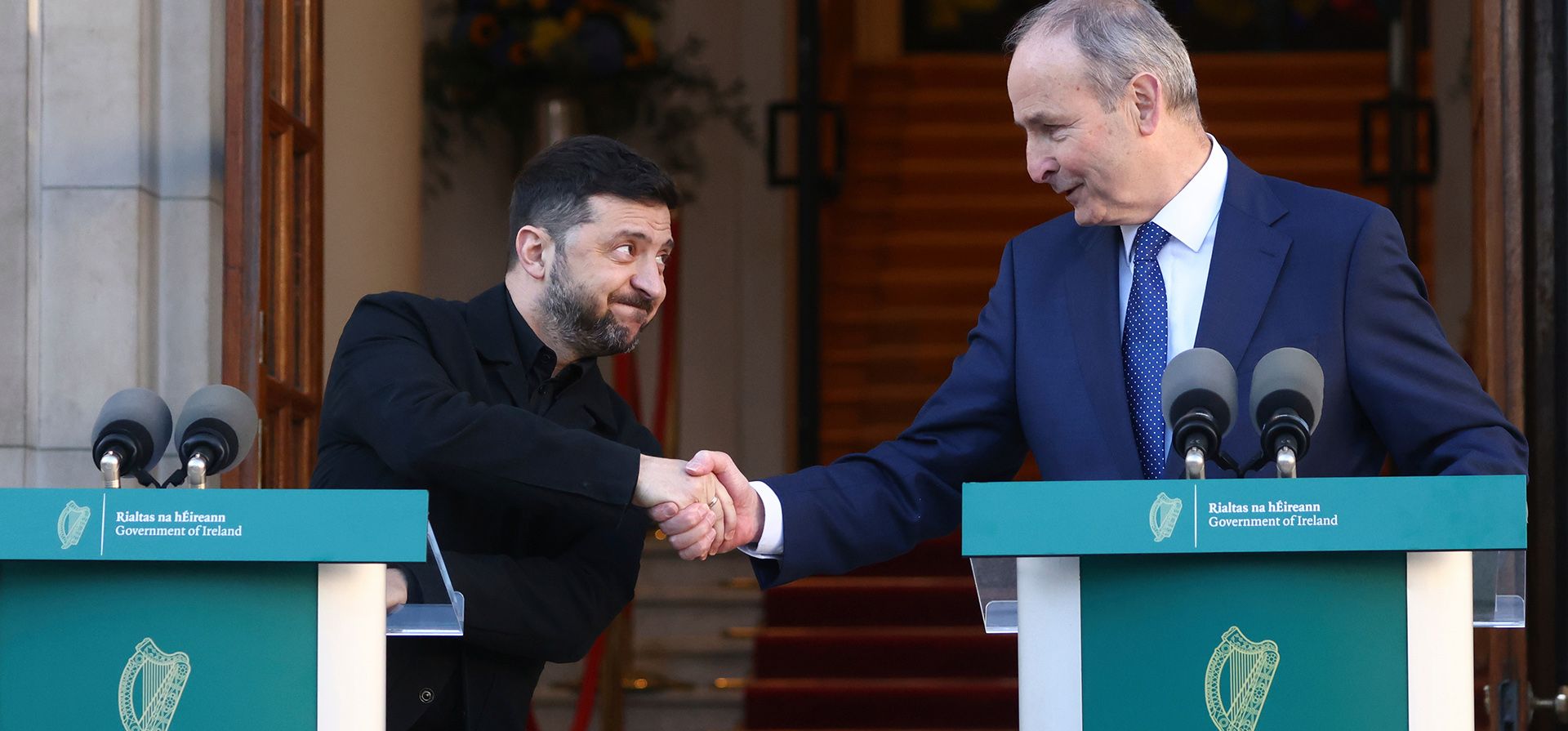 El presidente de Ucrania, Volodymyr Zelenskyy, es recibido por el primer ministro irlandés, Micheal Martin, a su llegada a los edificios gubernamentales en Dublín, Irlanda, el martes 2 de diciembre de 2025. (Foto AP/Peter Morrison) El presidente de Ucrania, Volodymyr Zelenskyy, es recibido por el primer ministro irlandés, Micheal Martin, a su llegada a los edificios gubernamentales en Dublín, Irlanda, el martes 2 de diciembre de 2025. (Foto AP/Peter Morrison)