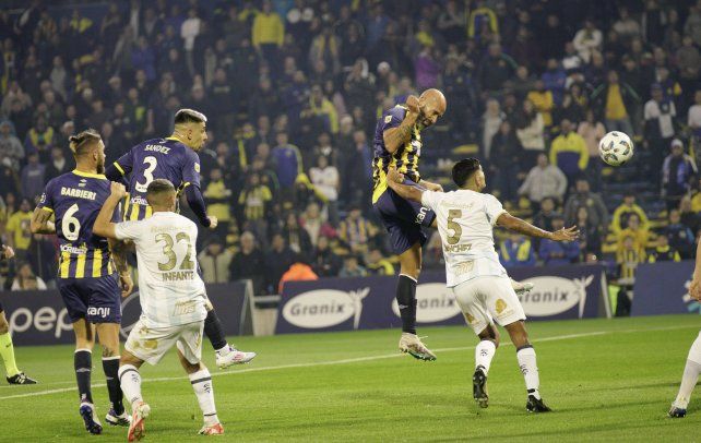 Carlos Quintana gana desde arriba ante el Decano. El central no pudo completar los 90 minutos.&nbsp;