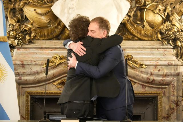 El presidente Javier Milei y Diego Santilli se funden en un abrazo luego de la jura como nuevo jefe de Gabinete del dirigente del PRO.