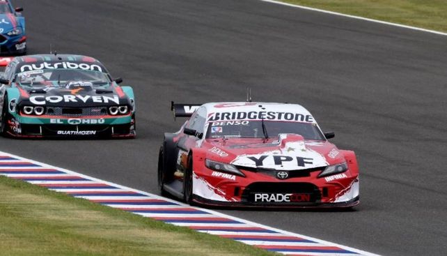 Matías Rossi seguido en pista por Marcos Dianda