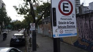 Actualmente la Empresa Provincial de la Energía (EPE) tiene un puesto de carga de sus vehículos eléctricos en 3 de Febrero al 2200.