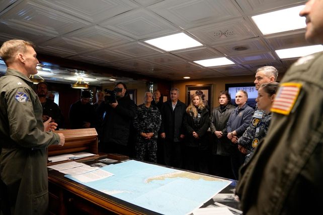 Todas las imágenes de la visita de Milei al portaaviones estadounidense USS Nimitz en Mar del Plata
