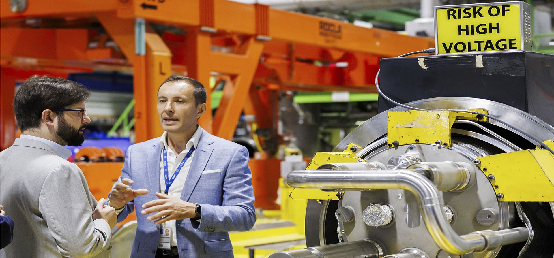 El presidente de Chile, Gabriel Boric, a la izquierda, escucha a Mirko Pojer, ingeniero a cargo del Gran Colisionador de Hadrones (LHC), en la sala de pruebas criogénicas SM18 para imanes superconductores durante su visita al CERN (Organización Europea para la Investigación Nuclear), en Prevessin cerca de Ginebra, Francia, el miércoles 19 de julio de 2023. (Salvatore Di Nolfi/Keystone vía AP) El presidente de Chile, Gabriel Boric, a la izquierda, escucha a Mirko Pojer, ingeniero a cargo del Gran Colisionador de Hadrones (LHC), en la sala de pruebas criogénicas SM18 para imanes superconductores durante su visita al CERN (Organización Europea para la Investigación Nuclear), en Prevessin cerca de Ginebra, Francia, el miércoles 19 de julio de 2023. (Salvatore Di Nolfi/Keystone vía AP)