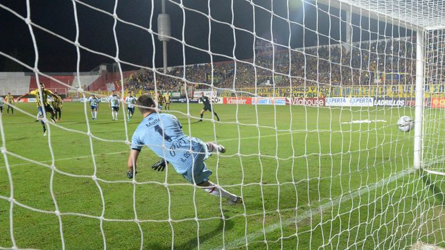 Gamba puso en venta a Central ante Sol de Mayo, pero anotó de penal.