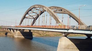 Sucesivos gobiernos anunciaron la construcción de un nuevo puente entre Santa Fe y Santo Tomé, la única solución que recomiendan los especialistas. Un tramo de la vieja estructura, inaugurada en 1939, corre riesgo de colapsar.