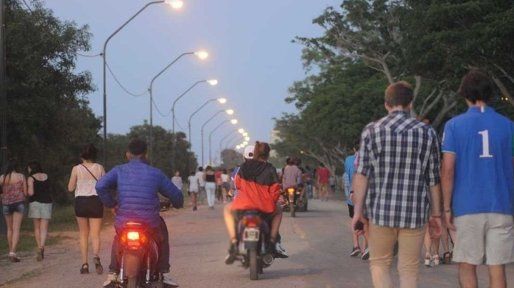 Inseguridad en la zona de boliches: un joven resistió el robo de su moto y le dispararon en ambas piernas