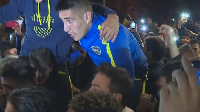 Centurión festeja con los hinchas