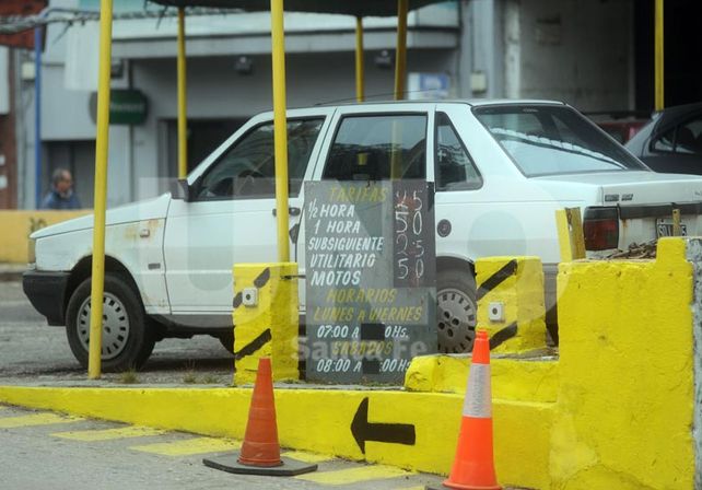 Tarea difícil. Estacionar en el centro es cada vez más complicado y las playas tienen buena ocupación / Foto: Mauricio Centurión - Uno Santa Fe