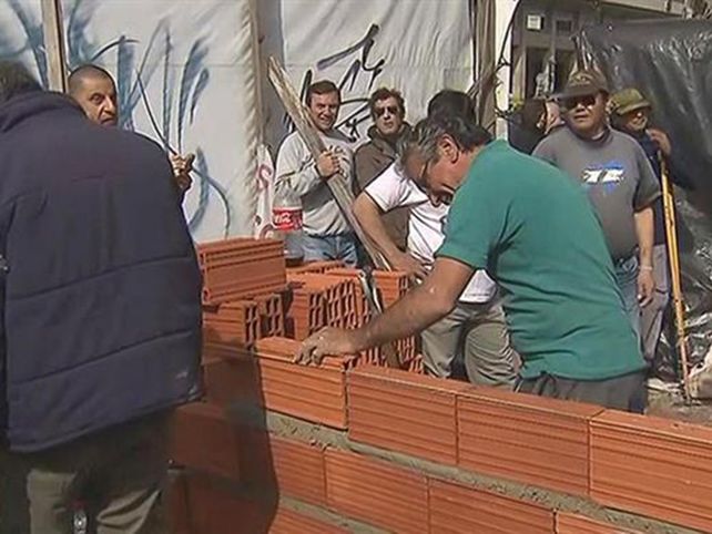 Ex soldados de Malvinas que acampaban en Plaza de Mayo, ahora construyen