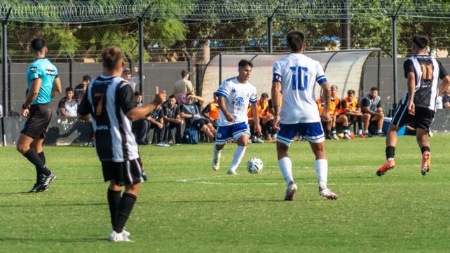 Adrián Collera maniobra entre jugadores de El Porvenir. Leones FC y el debut en casa en la AFA.