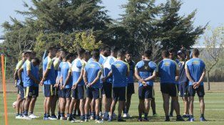 Los futbolistas canallas escuchan las directivas del Kily en medio del entrenamiento.