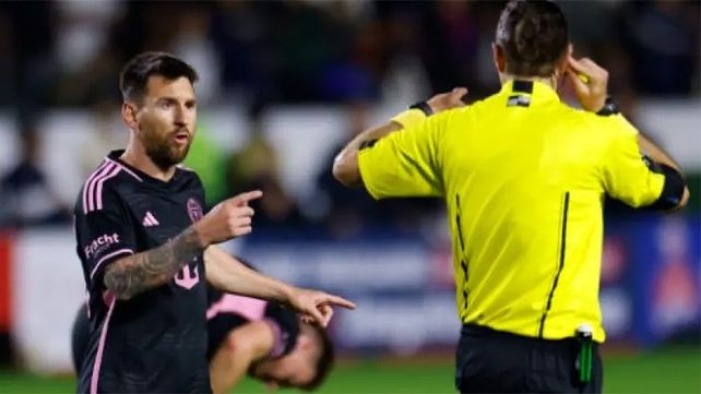 Lionel Messi le hizo un&nbsp; reclamo al árbitro amateur en el encuentro disputado el domingo.
