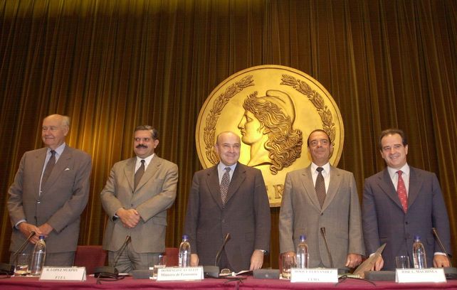 Neoliberalismo Menem - De La Rua: año 2001, ex ministros de Economía reunidos en el BCRA. De izquierda a derecha: Roberto Alemán, Ricardo López Murphy, Domingo Cavallo, Roque Fernández y José Machinea.