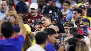 Escándalo: piñas de jugadores uruguayos con hinchas colombianos en una tribuna