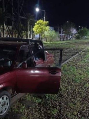 Chajarí: conductor alcoholizado estacionó sobre las vías del tren y fue multado