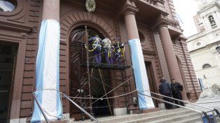Las tareas para colocar la puerta dañada en diciembre comenzaron a media mañana.