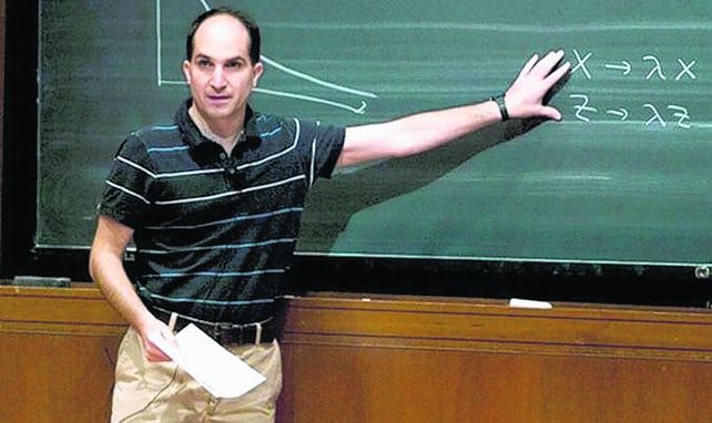juan martín maldacena. Estudió en la UBA y en el Instituto Balseiro.