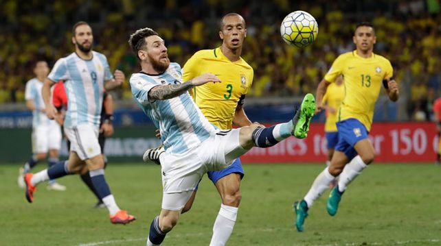 Argentina sufrió una dolorosa caída ante Brasil y complicó un poco más su futuro