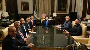 Guiño de Milei a Estudiantes en la polémica por el pasillo de espaldas a Central