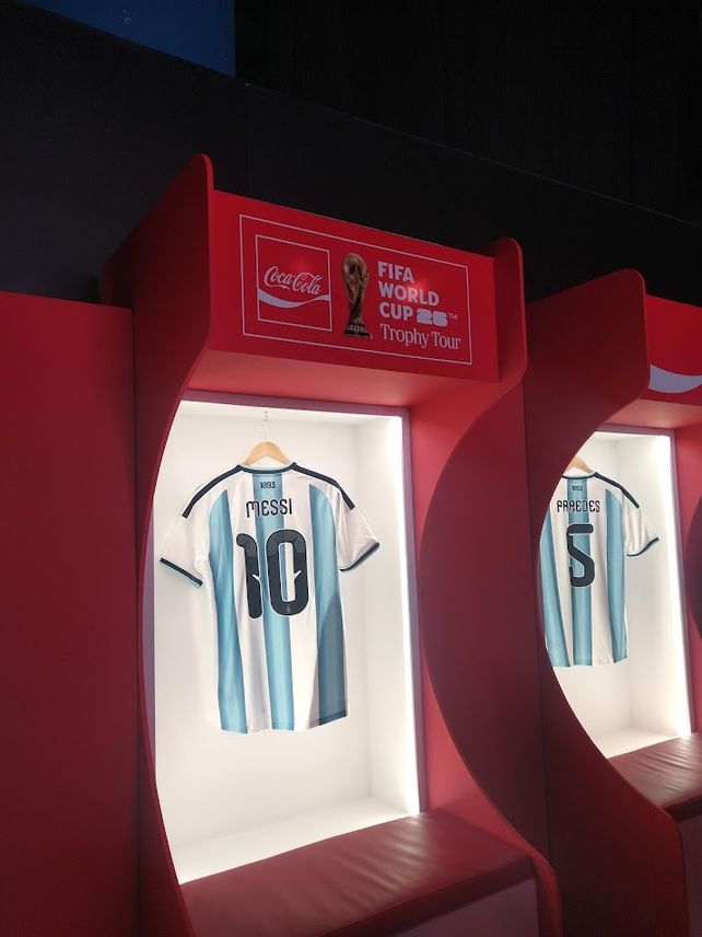 El vestuario de la selección argentina fue recreado a la perfección en uno de los espacios.