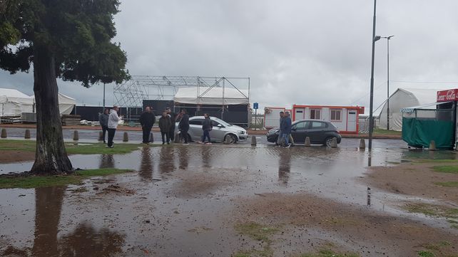 El predio donde se levanta la Fiesta de Colectividades presenta sectores muy anegados por las lluvias de este miércoles y jueves