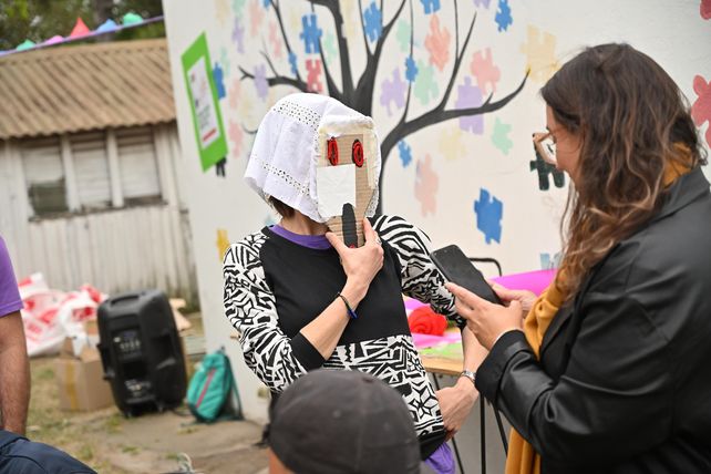 El taller Enmascarate invitó a los jóvenes a la producción de máscaras que les permitieron poner en palabras malestares y emociones&nbsp;