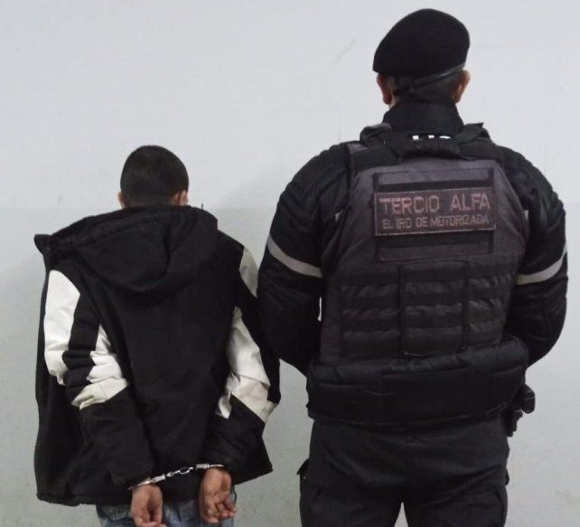 Dos jóvenes detenidos por usurpar una vivienda y exigirle a su dueña 3 millones de pesos.
