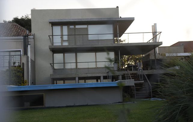 La flamante casa de un comisario preso por sus lazos con Los Monos