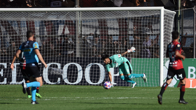 Lucas Hoyos no ofreció garantías en su vuelta al arco de Newells.