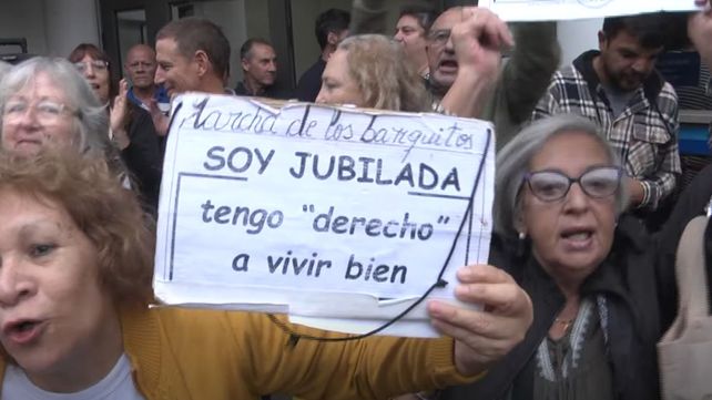 Protesta frente al Pami en Santa Fe: jubilados y sindicatos denuncian ajuste y advierten por el deterioro del servicio