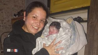 La agente de la Policía de Acción Táctica, Vanesa Sánchez, junto a la pequeña que nació en su casa de zona oeste en plena madrugada.