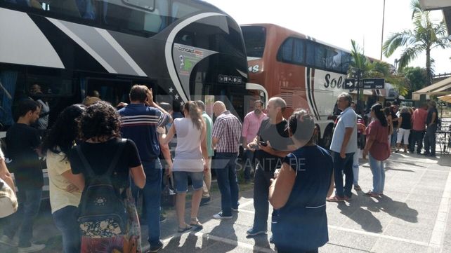 Conmovidos. Más de 200 docentes convocados por Amsafé y autoconvocados partieron esta mañana desde la sede de dicho gremio hacia Santa Rosa de Calchines para participar del velorio de la docente asesinada.&nbsp;