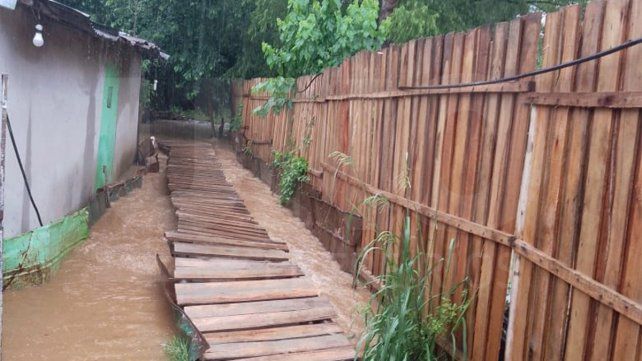 Las lluvias generaron inconvenientes en distintos puntos de la provincia. En Concordia se desbordó el arroyo Los Ceibos en el barrio Villa Adela