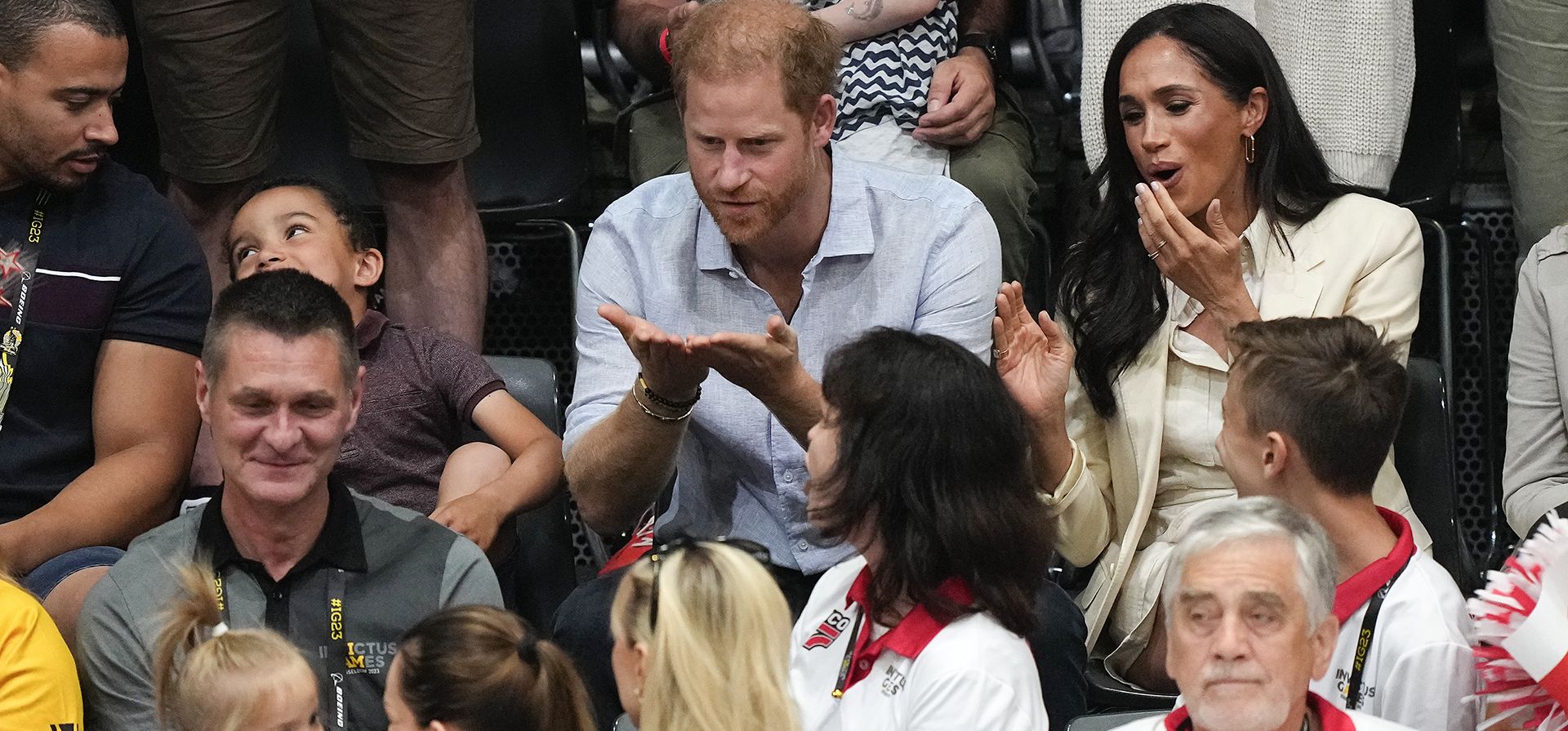 El príncipe Harry de Gran Bretaña y Meghan, el duque y la duquesa de Sussex, observan en la tribuna en un partido de voleibol sentado en los Juegos Invictus en Düsseldorf, Alemania, el viernes 15 de septiembre de 2023. (Foto AP/Martin Meissner) El príncipe Harry de Gran Bretaña y Meghan, el duque y la duquesa de Sussex, observan en la tribuna en un partido de voleibol sentado en los Juegos Invictus en Düsseldorf, Alemania, el viernes 15 de septiembre de 2023. (Foto AP/Martin Meissner)