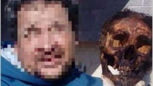 Revuelo en Sunchales por la foto de un hombre posando con un cráneo en el cementerio