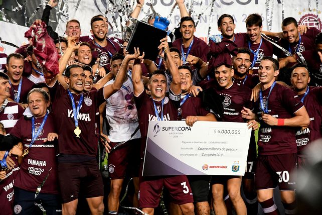 Lanús es el gran campeón: goleó a River y levantó la Supercopa