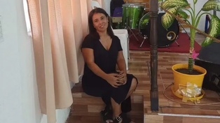 Lorena Vega, madre del joven buscado, durante los días en el templo del barrio Stella Maris.