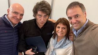 Espert, Milei, Bullrich y Adorni. Una selfie en el cierre de Expoagro, en San Nicolás.