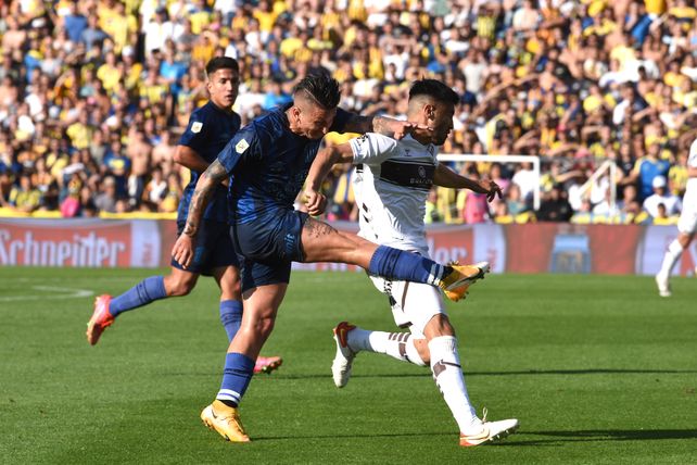 Damián Martínez prueba desde afuera. Llegó a la quinta amarilla y será una de las bajas que tendrá Central ante Racing.