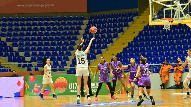 Milagros Morell prueba ante la defensa vinotinto. Las goleadoras argentinas fueron Sol Depetris (16 puntos)