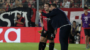 Otro tiempo. Fabbiani le da indicaciones a Ángelo Martino. El lateral izquierdo ya arregló su desvinculación de Newells..